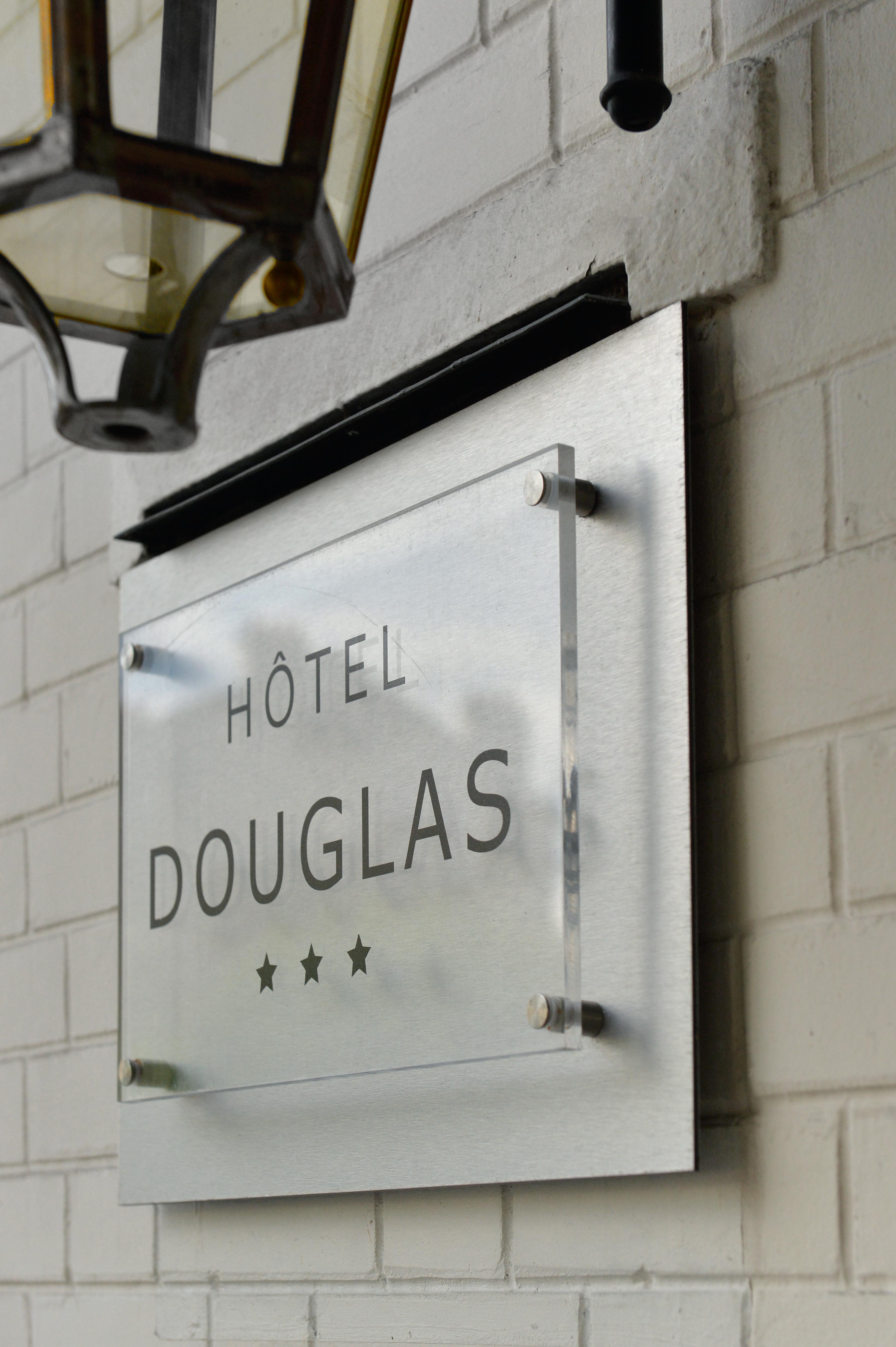 Hotel Douglas Puteaux Buitenkant foto