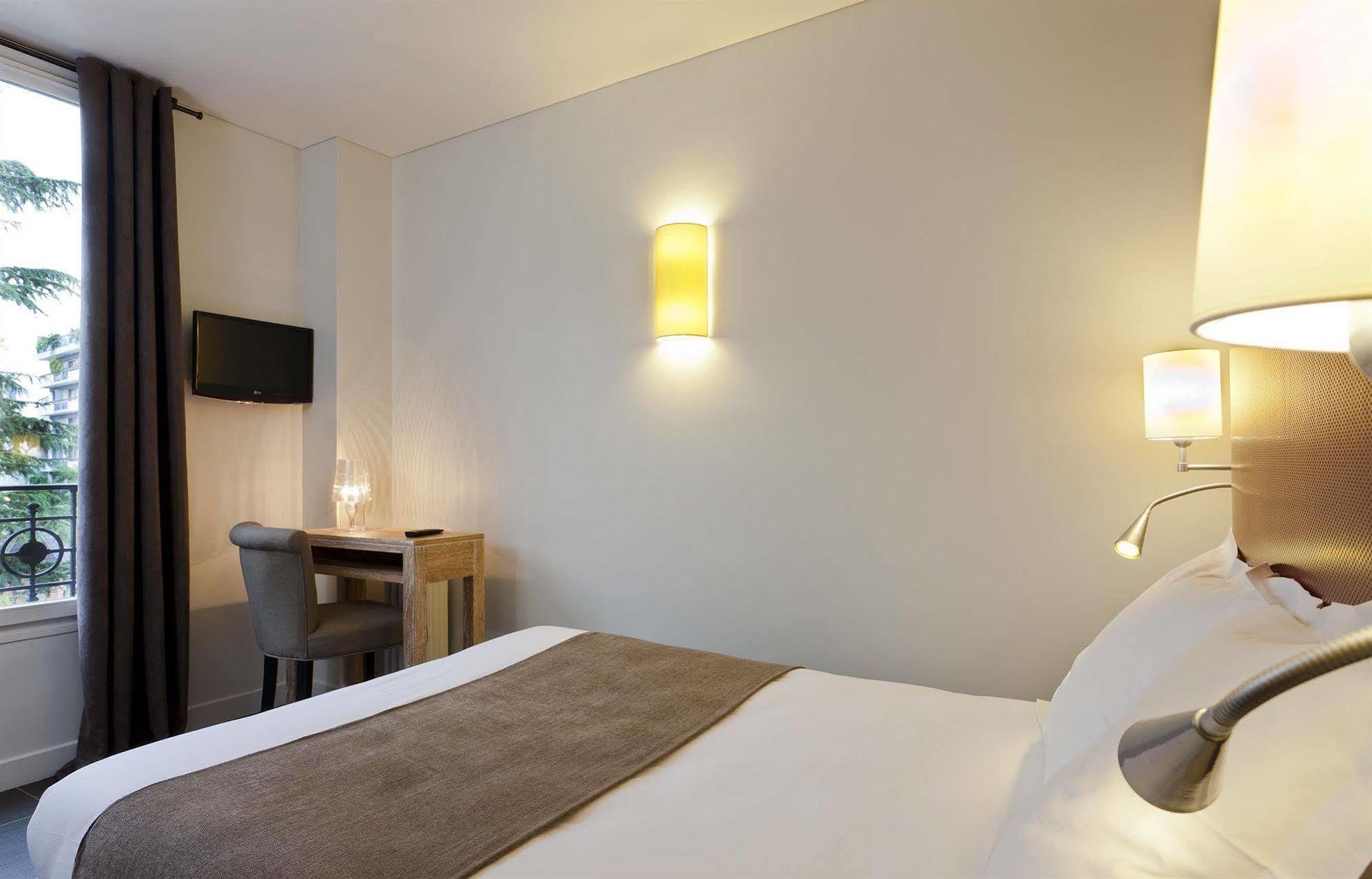 Hotel Douglas Puteaux Buitenkant foto